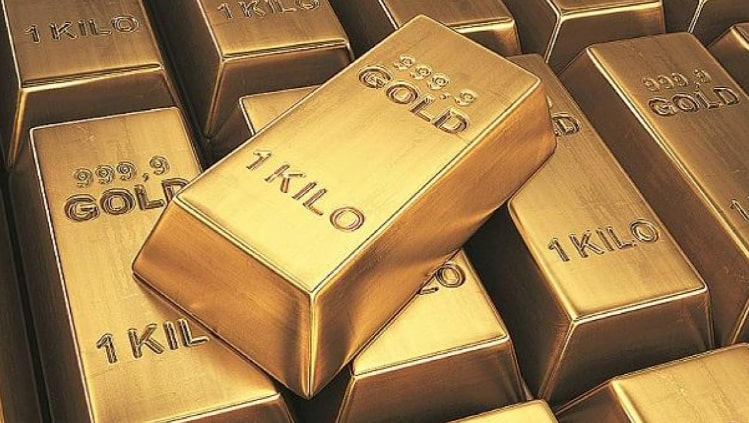 Paprastai aukso „spot“ kaina skiriasi nuo aukso ateities sandorių rinkoje vyraujančios kainos ir yra žymiai mažesnė.